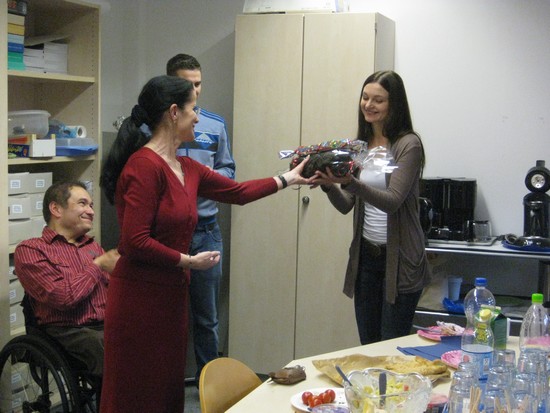 Prof. Manahan-Vaughan hands Mila a present